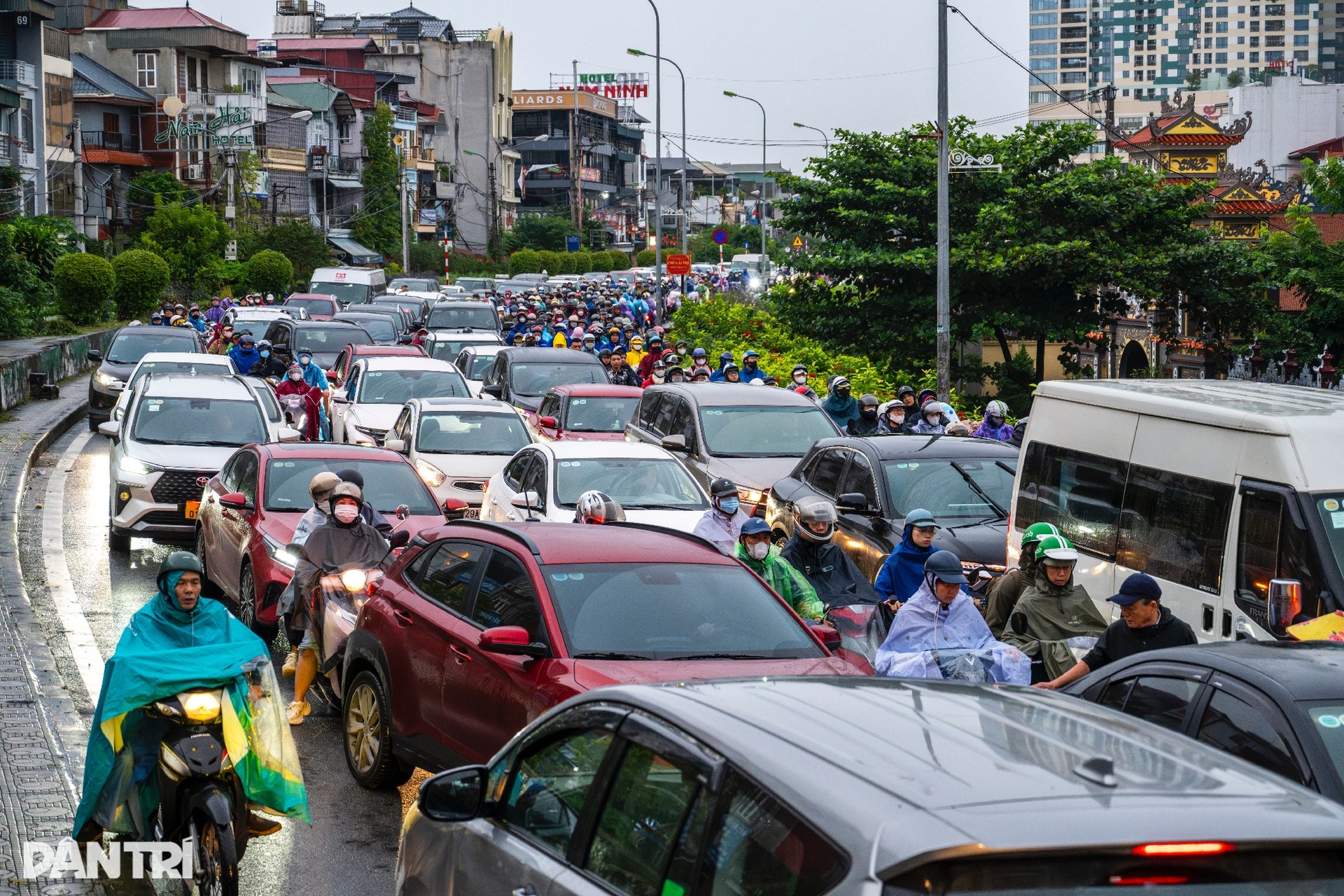 Tránh đường cấm, hàng trăm phương tiện đi ngược chiều ùn tắc cầu Long Biên - 3