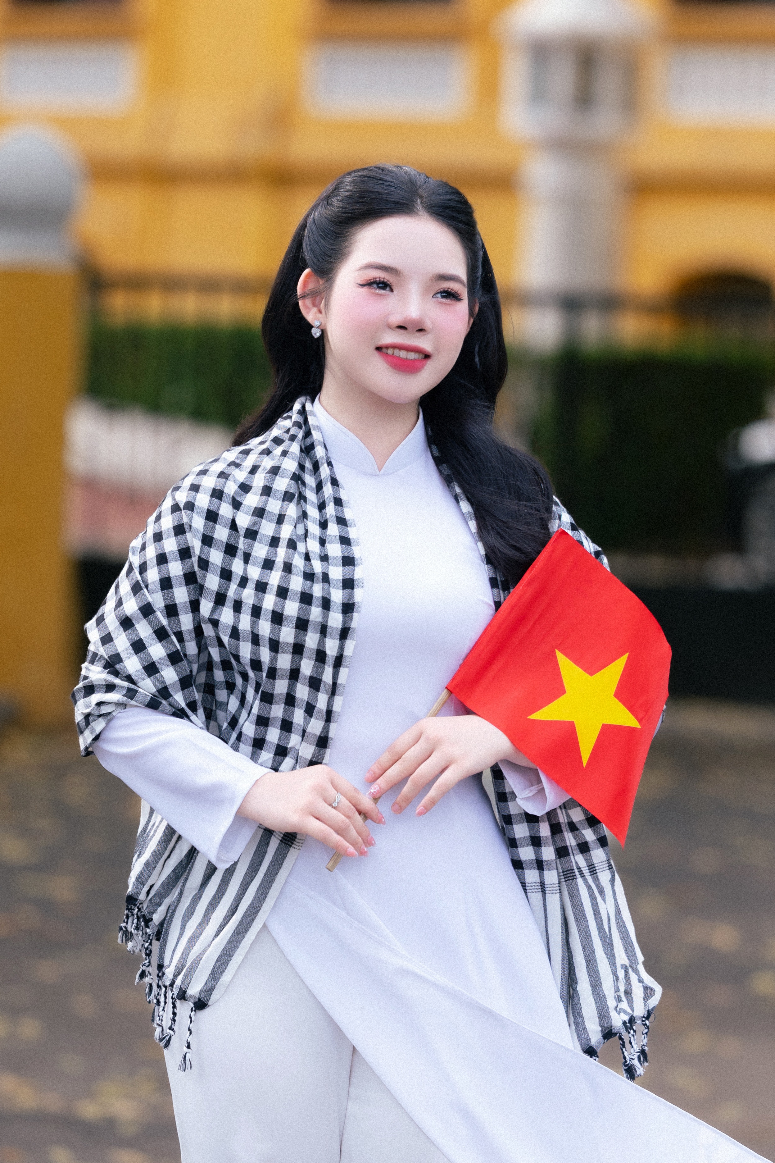 Ca sĩ Hoàng Thái Phương duyên dáng trong tà áo dài truyền thống - 5 Ca sĩ Hoàng Thái Phương duyên dáng trong tà áo dài truyền thống - 5