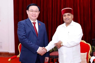 Chủ tịch Quốc hội Vương Đình Huệ gặp Thống đốc bang Karnataka - Ấn Độ