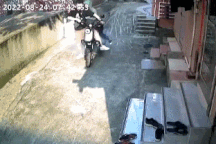 Khoảnh khắc xe máy điện đang đi thì phát nổ khiến dân mạng bàng hoàng