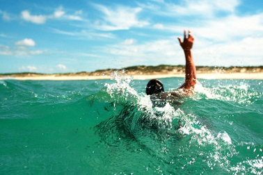 Thấy cặp sách bên hồ, người dân lặn tìm phát hiện 2 nữ sinh tử vong