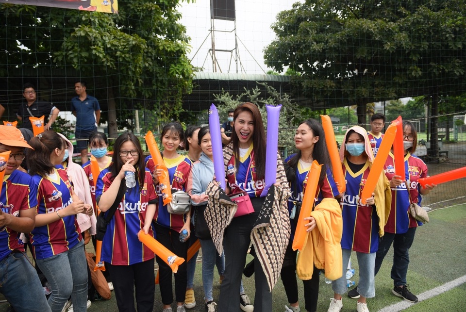 Thuỷ Tiên sát cánh cùng ông xã làm ‘fan cứng’ của FCB88 - 3 Thuỷ Tiên sát cánh cùng ông xã làm ‘fan cứng’ của FCB88 - 3