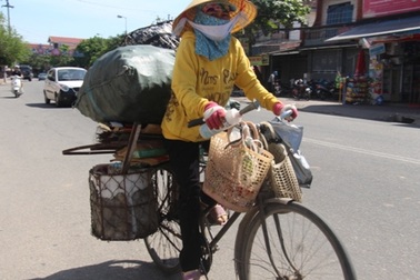 "Quay quắt" mưu sinh trong nắng nóng "như đổ lửa"