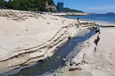 Cống xả nước thải lại “đầu độc” bãi biển du lịch Nha Trang