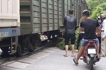 Hà Nội: Người phụ nữ lao vào tàu hỏa tự vẫn
