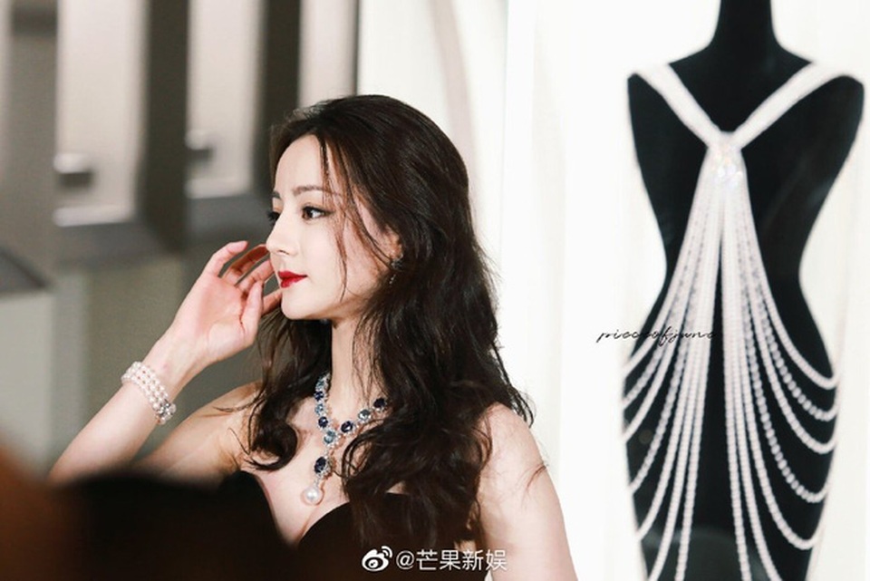 Địch Lệ Nhiệt Ba khoe thềm ngực đầy và gương mặt “không góc chết” - 8 Địch Lệ Nhiệt Ba khoe thềm ngực đầy và gương mặt “không góc chết” - 8