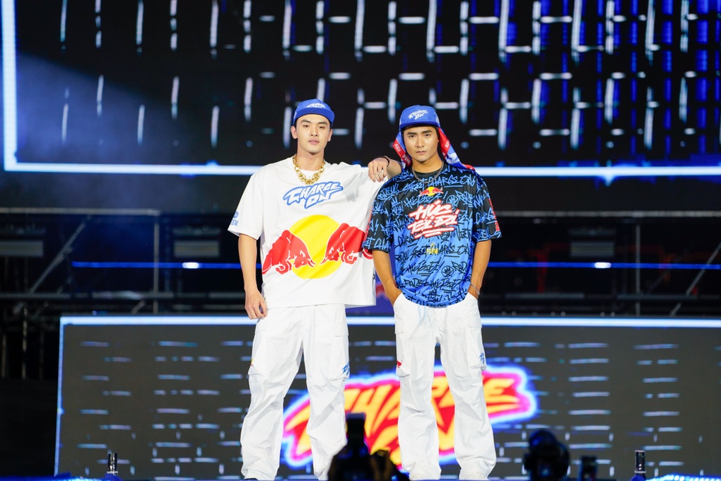 Việt Max bắt tay Red Bull ra mắt bộ sưu tập thời trang - 7 Việt Max bắt tay Red Bull ra mắt bộ sưu tập thời trang - 7