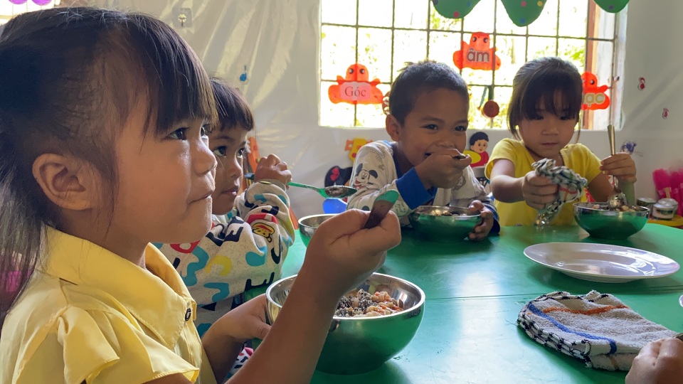 Hành trình nhiều nước mắt về bữa cơm bán trú của trẻ bản Kè, Cáo và Chuối - 7 Hành trình nhiều nước mắt về bữa cơm bán trú của trẻ bản Kè, Cáo và Chuối - 7