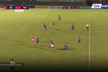 Trọng tài Trần Văn Lập bẻ còi trên sân Bình Dương