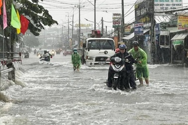 Mưa đầu mùa khiến đường phố Đồng Nai bị ngập, giao thông rối loạn