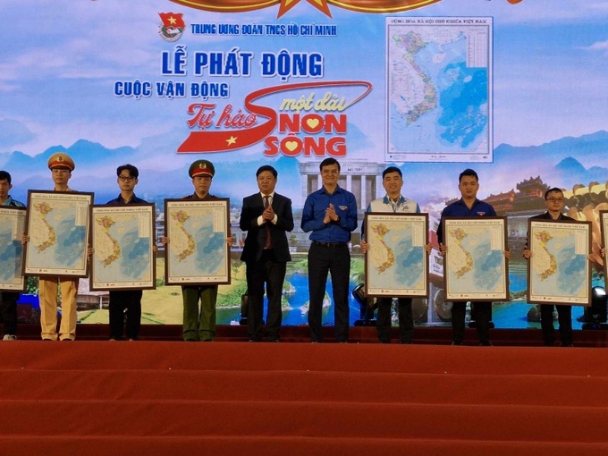 Trung ương Đoàn TNCS Hồ Chí Minh trao tặng 20 bản đồ khung (A1) cho đại diện các lực lượng ngư dân, bộ đội biên phòng, thanh niên, công nhân, giáo viên, học sinh...