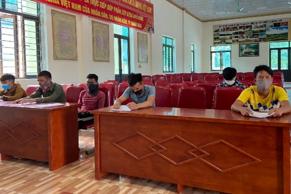 Ở nhà buồn rủ nhau ra sông câu cá, 7 cần thủ mất luôn 7 triệu đồng - 1 Ở nhà buồn rủ nhau ra sông câu cá, 7 cần thủ mất luôn 7 triệu đồng - 1
