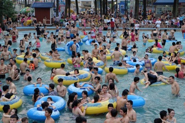 Đi bơi giải nhiệt mùa nắng nóng, cần lưu ý gì để bảo vệ sức khỏe?