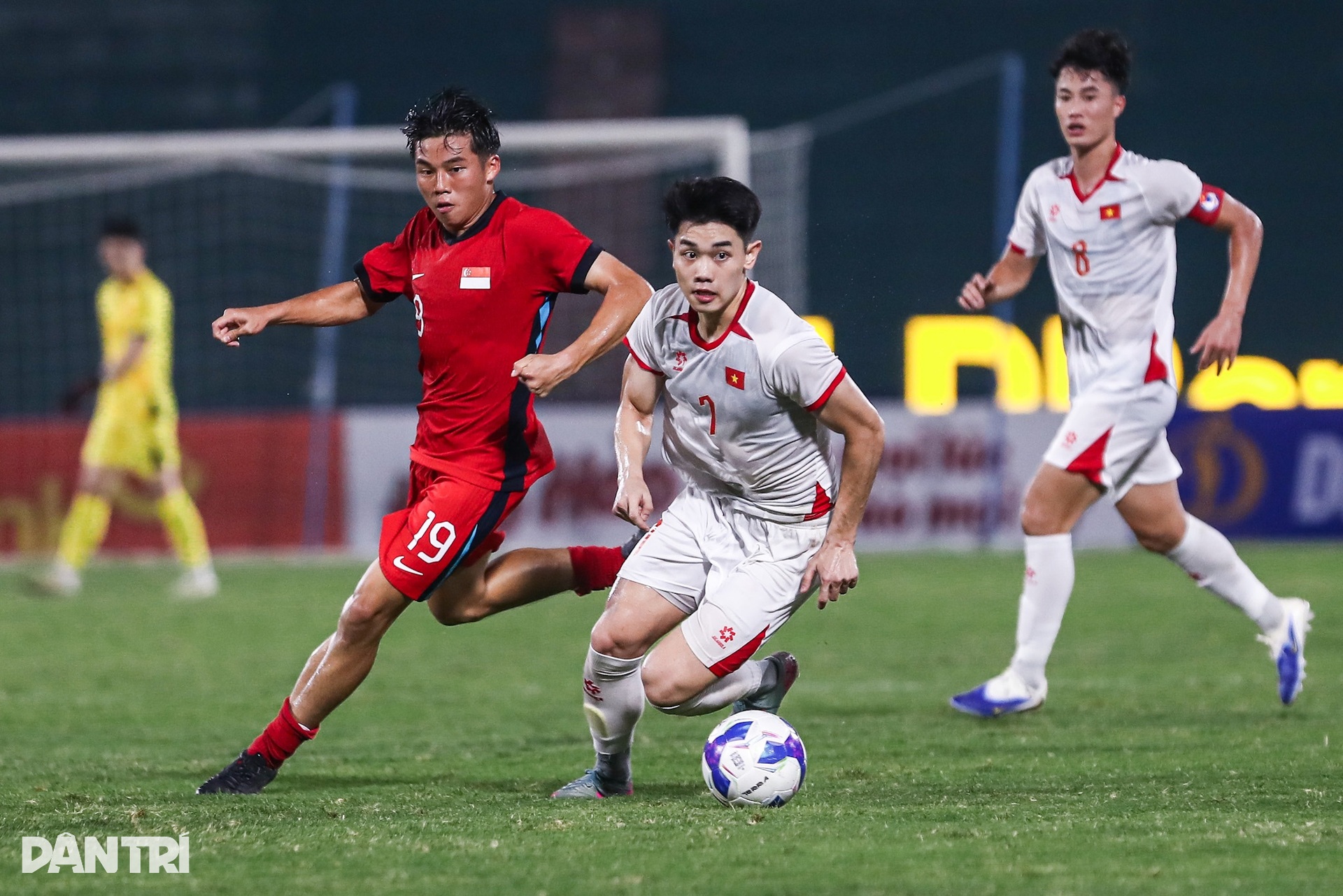 Màn trình diễn của Đình Bắc và Văn Trường trước U23 Singapore - 8 Màn trình diễn của Đình Bắc và Văn Trường trước U23 Singapore - 8