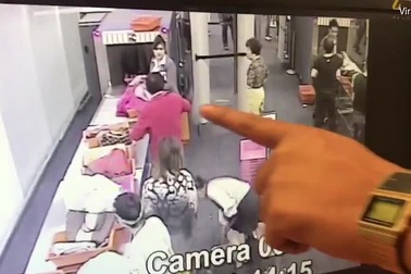 Cận cảnh nữ nhân viên an ninh sân bay lấy trộm tiền của du khách từ túi hành lý