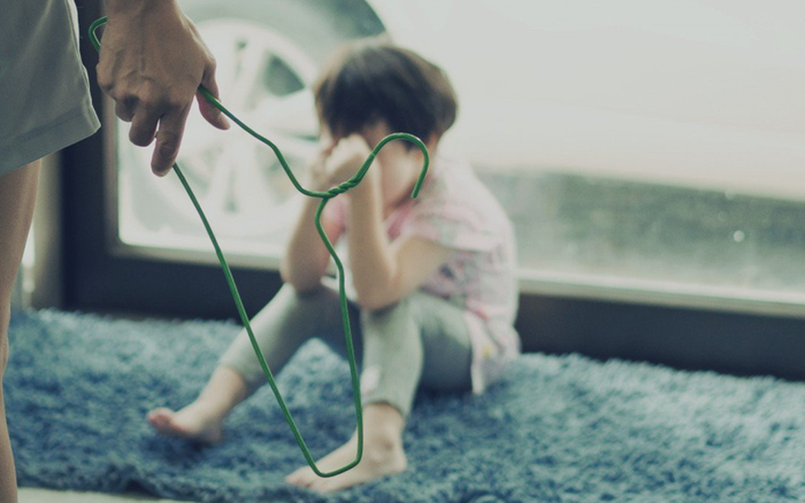 Vụ bé gái 8 tuổi bị bạo hành: Đừng nhân danh tình yêu để xúc phạm con trẻ! - 1 Vụ bé gái 8 tuổi bị bạo hành: Đừng nhân danh tình yêu để xúc phạm con trẻ! - 1