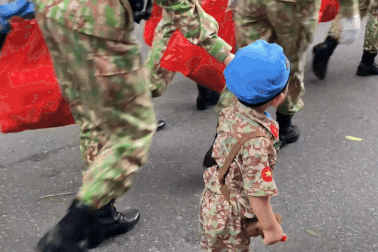 Em bé "mũ nồi xanh" đốn tim đoàn diễu binh A80