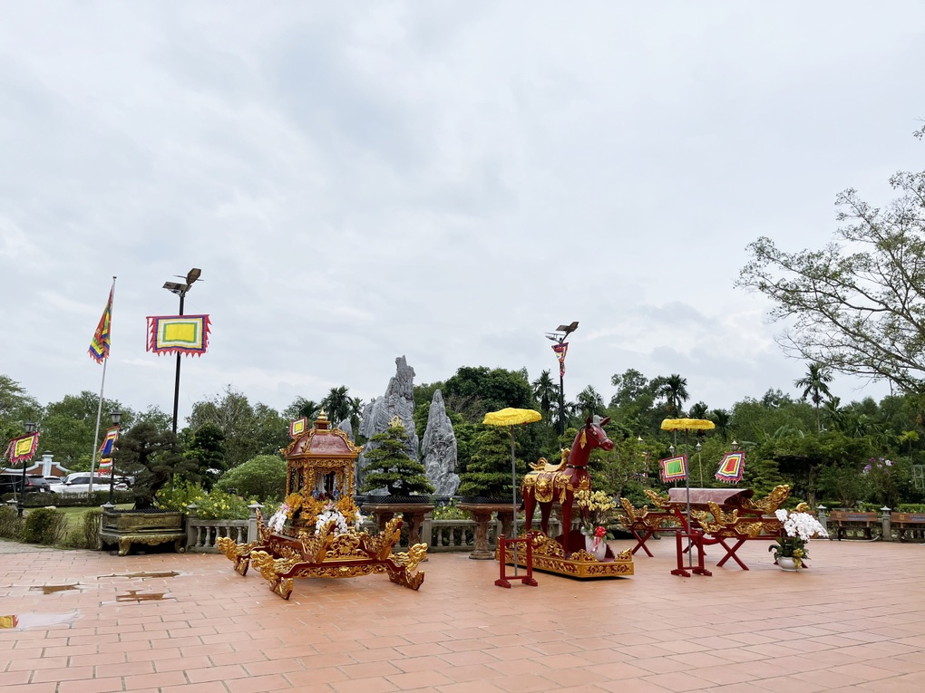 Đền thờ Tổ 100 tỷ đồng của Hoài Linh ra sao trong dịp giỗ Tổ sân khấu? - 2 Đền thờ Tổ 100 tỷ đồng của Hoài Linh ra sao trong dịp giỗ Tổ sân khấu? - 2