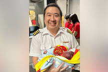 Phi công rời buồng lái, đỡ đẻ cho hành khách trên máy bay gây sốt mạng