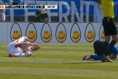 Tát trộm đối thủ, Ibrahimovic bị truất quyền thi đấu