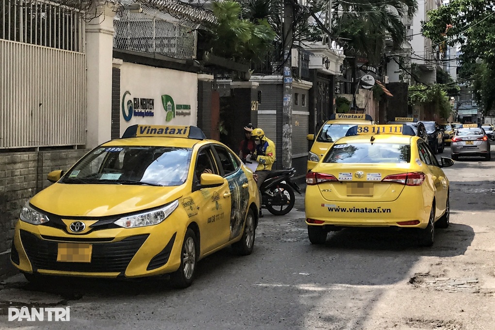 Có bãi đệm, taxi vẫn dừng bờ đậu bụi quanh sân bay Tân Sơn Nhất - 1 Có bãi đệm, taxi vẫn dừng bờ đậu bụi quanh sân bay Tân Sơn Nhất - 1