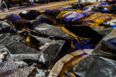 24.000 người chết do động đất, bãi đỗ xe thành nơi để thi thể ở Thổ Nhĩ Kỳ