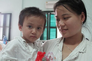 Bé Hoàng Lâm Chí Khanh đã tỉnh táo, khỏe khoắn 