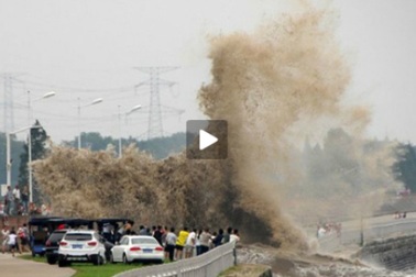 Hãi hùng nhìn dòng thủy triều dữ dội như ngày tận thế