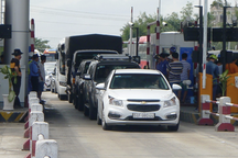 Trạm BOT Cai Lậy: Ngày thứ 4 thu phí, nhiều tài xế "tung chiêu" hết tiền mua vé