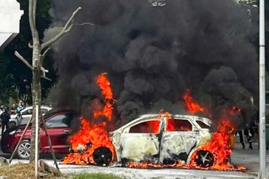 Xế hộp ở Bắc Ninh cháy trơ khung