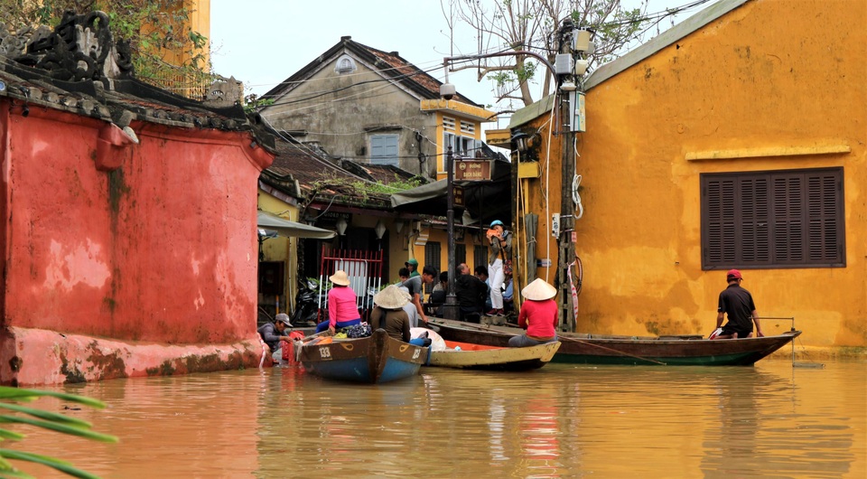 Phố biến thành sông, du khách đổ xô về Hội An đi thuyền ngắm phố - 11 Phố biến thành sông, du khách đổ xô về Hội An đi thuyền ngắm phố - 11