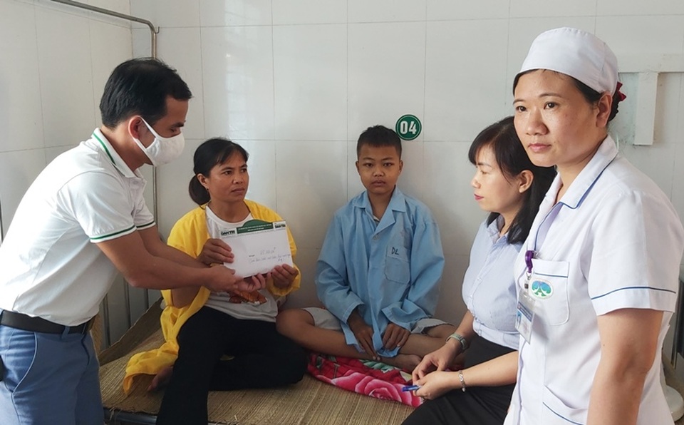 Nam sinh suy thận được bạn đọc Dân trí giúp đỡ hơn 65 triệu đồng - 1 Nam sinh suy thận được bạn đọc Dân trí giúp đỡ hơn 65 triệu đồng - 1