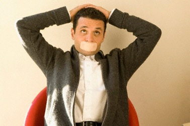 Ý nghĩa sự im lặng của chàng