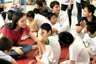 Hoa hậu Thùy Dung mang quà Noel tới cho trẻ em nghèo