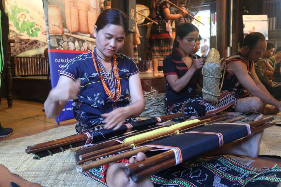Khai trương trung tâm giới thiệu sản phẩm của người Cơtu phục vụ du lịch - 4 Khai trương trung tâm giới thiệu sản phẩm của người Cơtu phục vụ du lịch - 4