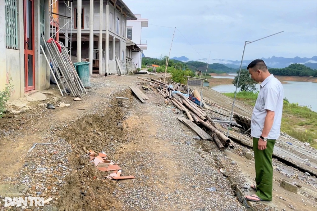 Đường sụt lún, nứt toác nghiêm trọng, Hòa Bình công bố tình huống khẩn cấp - 3 Đường sụt lún, nứt toác nghiêm trọng, Hòa Bình công bố tình huống khẩn cấp - 3
