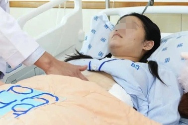 Cô gái 18 tuổi bất ngờ phát hiện ung thư dạ dày di căn xa sau 4 triệu chứng