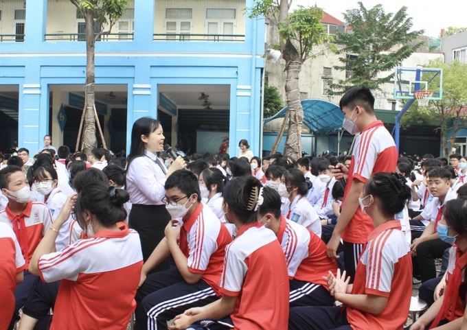 Luật sư Phạm Thị Bích Hảo giao lưu cùng các học sinh Trường THCS Lương Yên (Hà Nội) về chủ đề bảo vệ trẻ em trên môi trường mạng.