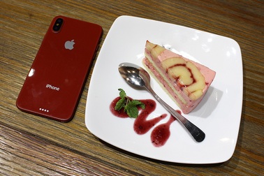 Cận cảnh mô hình iPhone 8 màu đỏ tại Việt Nam