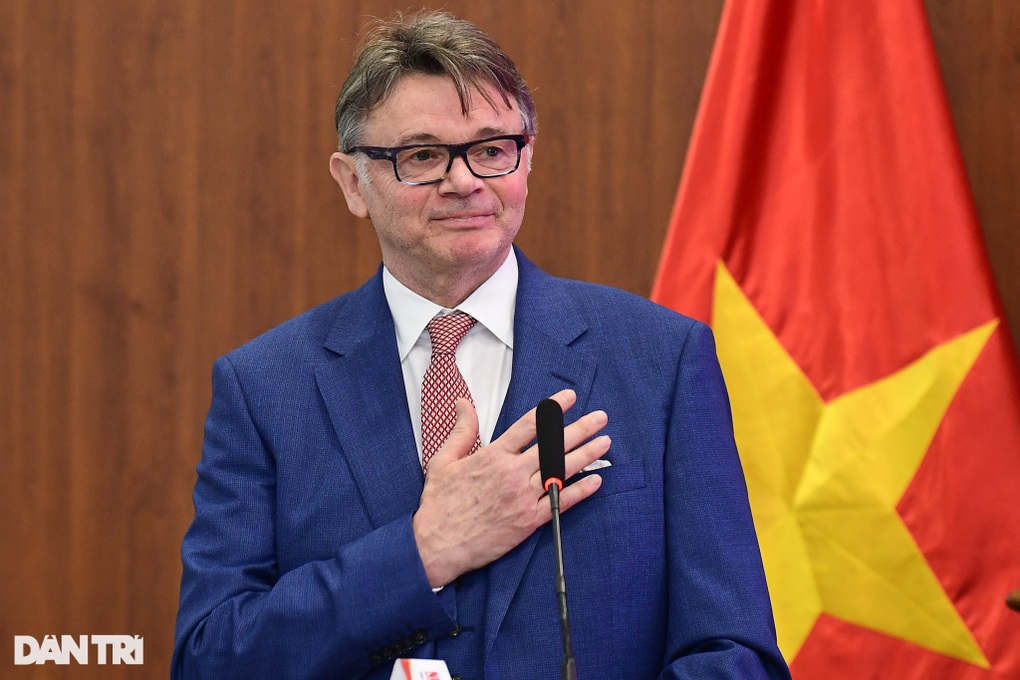 HLV Troussier: Vé dự World Cup 2026 không xa vời với bóng đá Việt Nam - 2 HLV Troussier: Vé dự World Cup 2026 không xa vời với bóng đá Việt Nam - 2