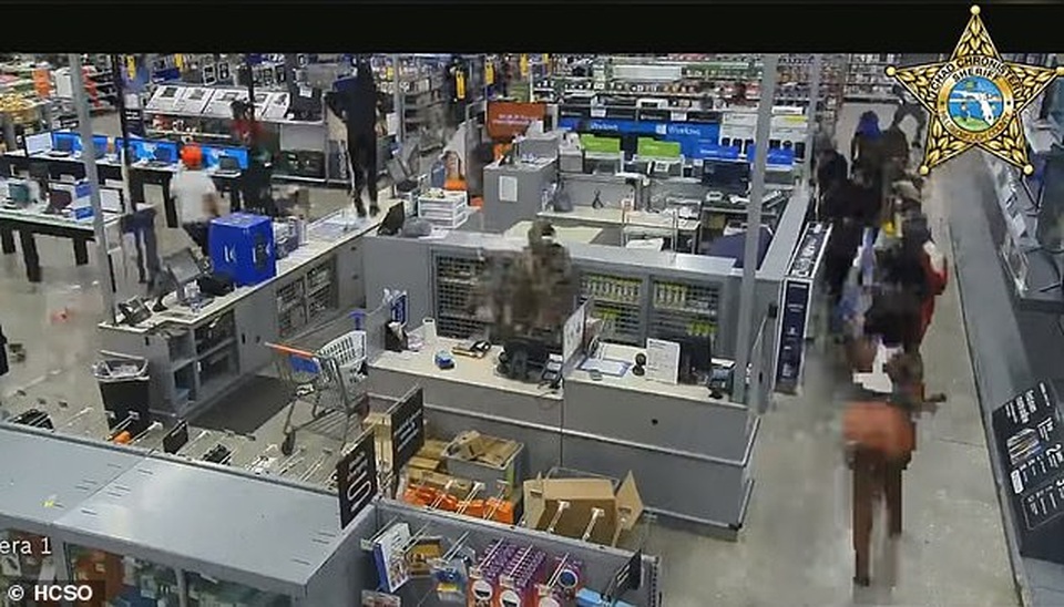 Video hàng trăm người lao vào siêu thị Mỹ hôi của - 5 Video hàng trăm người lao vào siêu thị Mỹ hôi của - 5