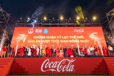 Coca-Cola lập kỷ lục thế giới với bàn ăn Tết Việt đông người nhất