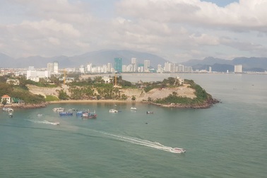 Tạm dừng đón khách thăm đảo Hòn Mun sau thiệt hại do bão số 12