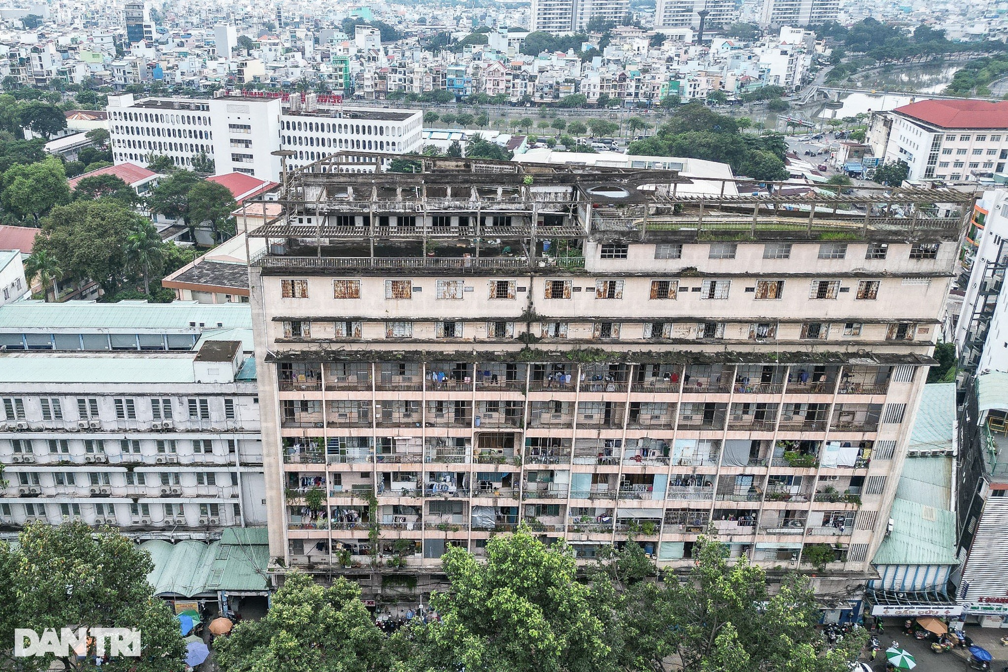 Ký túc xá hơn nửa thập kỷ xuống cấp, đe dọa tính mạng người dân - 1