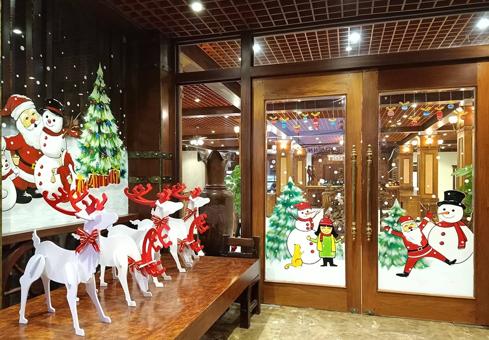Vẽ ông già Noel trên kính: Nghệ thuật múa bút hái ra tiền - 3 Vẽ ông già Noel trên kính: Nghệ thuật múa bút hái ra tiền - 3