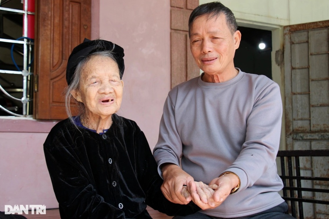 Cụ bà 110 tuổi ở Hà Tĩnh có 60 cháu chắt chia sẻ bí quyết sống trường thọ - 2 Cụ bà 110 tuổi ở Hà Tĩnh có 60 cháu chắt chia sẻ bí quyết sống trường thọ - 2