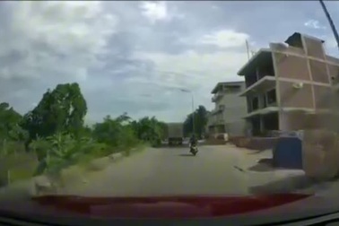 Tài xế quên chốt, cánh cửa thùng xe tải trực chờ "hạ gục" người đi đường