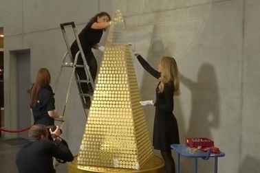 Hé lộ số vàng "khủng" để làm cây thông đắt nhất châu Âu