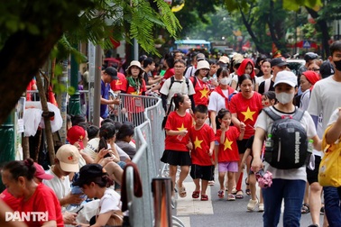 Cách phòng cảm lạnh, ngất xỉu khi ở ngoài đường xuyên đêm chờ xem diễu hành