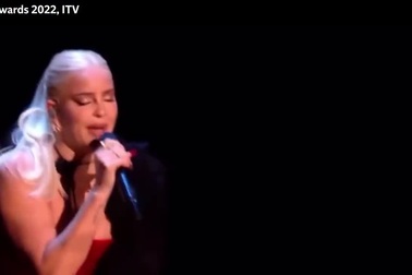 Nữ ca sĩ Anne-Marie trượt ngã trên sân khấu Brit Awards 2022